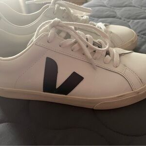 VEJA Esplar logo leather low top sneaker